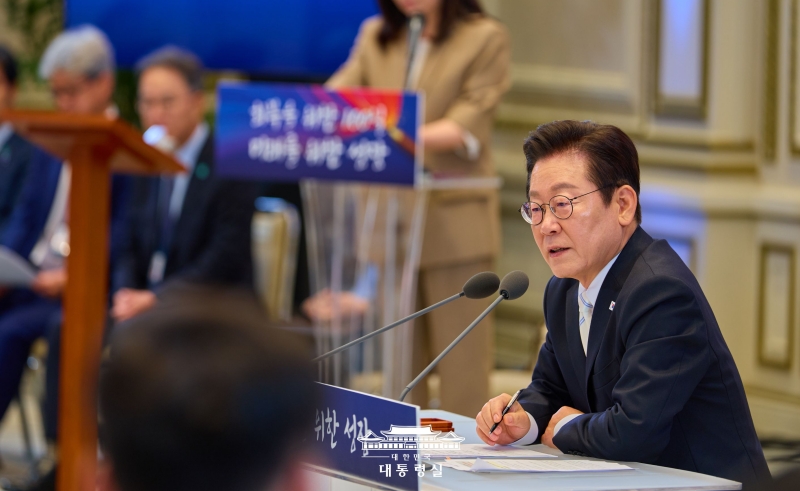 Presiden Lee Jae Myung terlihat sedang memberikan pernyataan dalam konferensi pers menyambut 100 hari kepemimpinannya pada tanggal 11 September 2025 di Yeongbingwan, Cheong Wa Dae, Seoul. (Kantor Kepresidenan Republik Korea)  