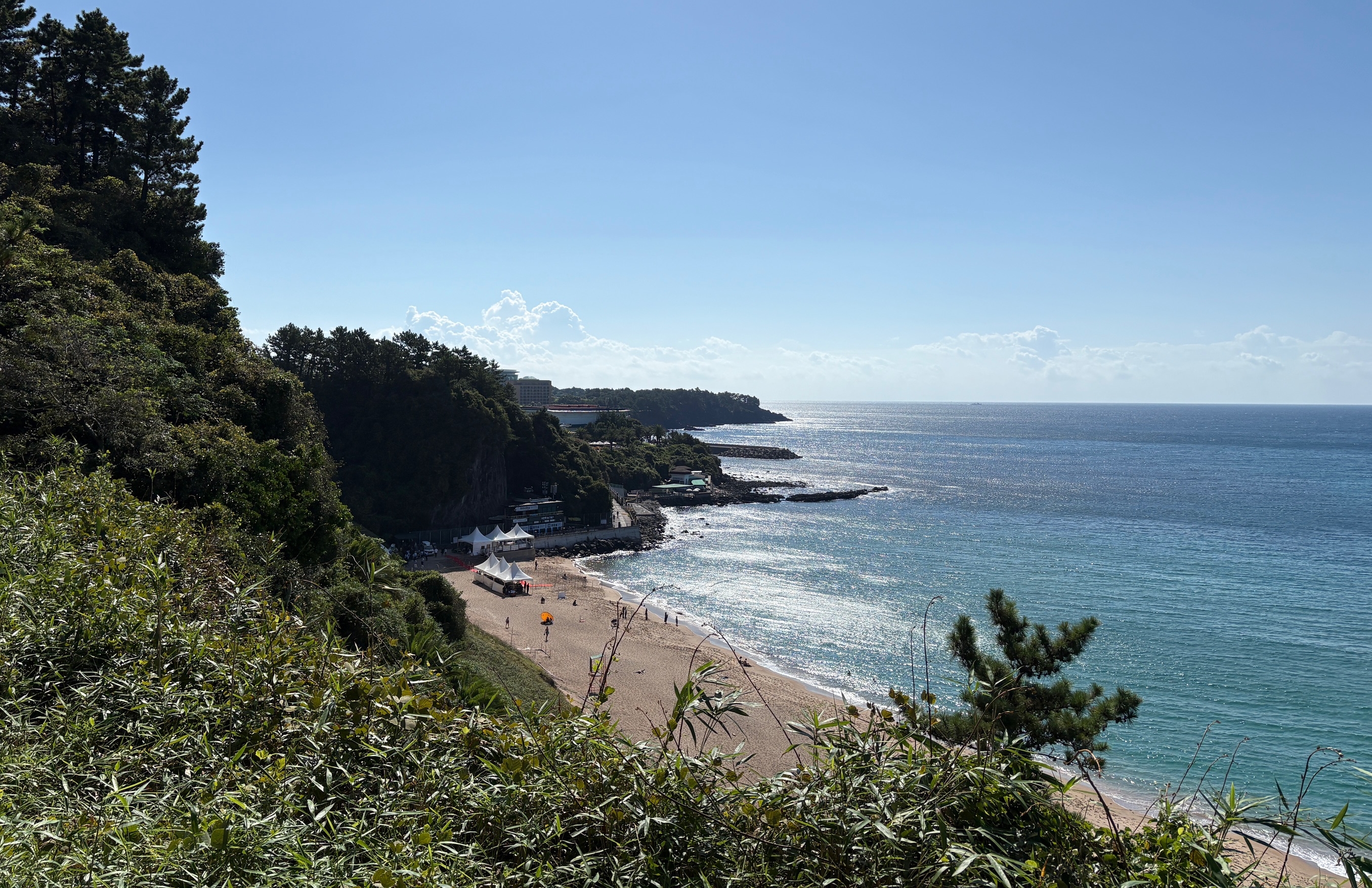 Foto di atas menunjukkan panorama Pantai Jungmun Saekdal di Seogwipo pada tanggal 11 September 2025. Pantai tersebut dipilih sebagai tempat untuk melepasliarkan penyu karena tidak banyak aktivitas penangkapan ikan di area tersebut. Selain itu, pantai tersebut dekat dengan Samudra Pasifik yang menjadi habitat utama penyu. (Charles Audouin)  