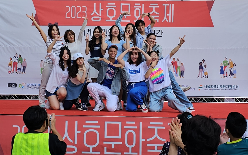 ▲ '케이팝 댄스 수업' 수료자들이 지난 2023년 관악구 상호문화축제 무대에 오른 모습. 서울외국인주민센터