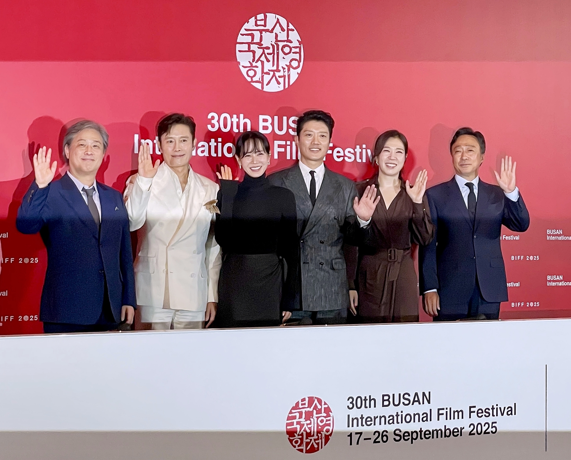 Sutradara dan aktor film No Other Choice terlihat sedang berpose pada konferensi pers yang digelar tanggal 17 September 2025 di Busan Cinema Center, Haeundae-gu, Kota Busan. Dari kiri ke kanan: Park Chan-wook, Lee Byung-hun, Son Ye-jin, Park Heesoon, Yeom Hye-ran, dan Lee Sung-min.  