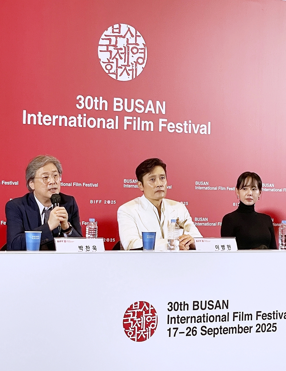 Sutradara Park Chan-wook (kiri) terlihat sedang menjawab pertanyaana wartawan pada konferensi pers yang digelar tanggal 17 September 2025 di Busan Cinema Center, Haeundae-gu, Kota Busan.