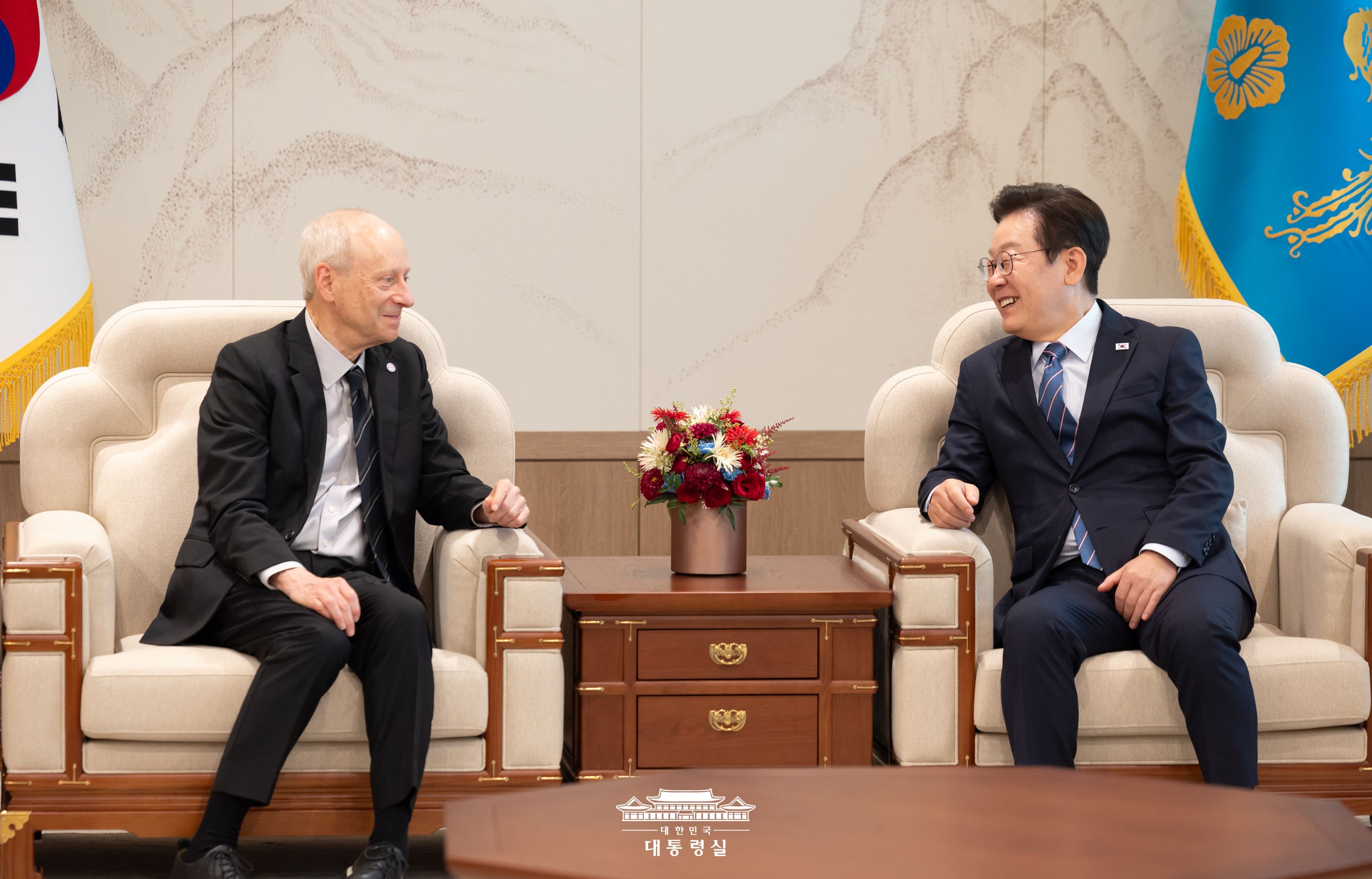 Presiden Lee Jae Myung (kanan) terlihat sedang berdialog dengan Michael Sandel pada tanggal 18 September 2025 di Kantor Kepresidenan Republik Korea, Yongsan-gu, Kota Seoul. (Kantor Kepresidenan Republik Korea)  