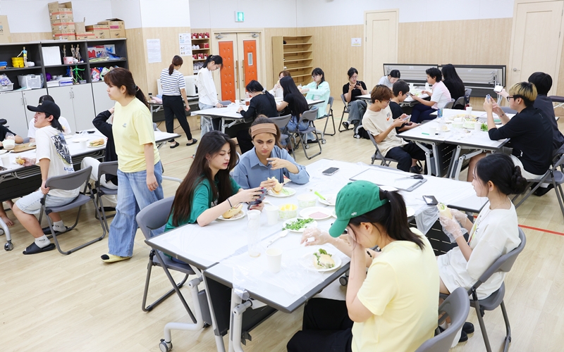 ▲ 11일 서울 영등포구 서울시글로벌청소년교육센터 강당에 열린 '세계시민교육 – 베트남 편' 특강에 참여한 청소년들이 베트남 전통음식인 반미를 만들고 있다. 