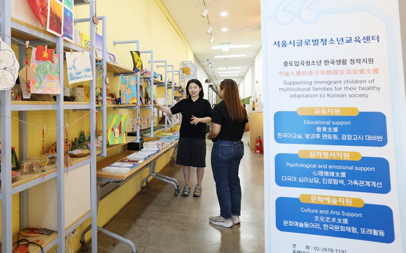 Direktur Seoul Global Youth Education Center, Shin Hye Young, terlihat sedang menjelaskan mengenai hasil-hasil prakarya para imigran remaja dalam wawancara yang digelar tanggal 11 September 2025 di Seoul Global Youth Education Center, Yeongdeungpo-gu, Seoul.
