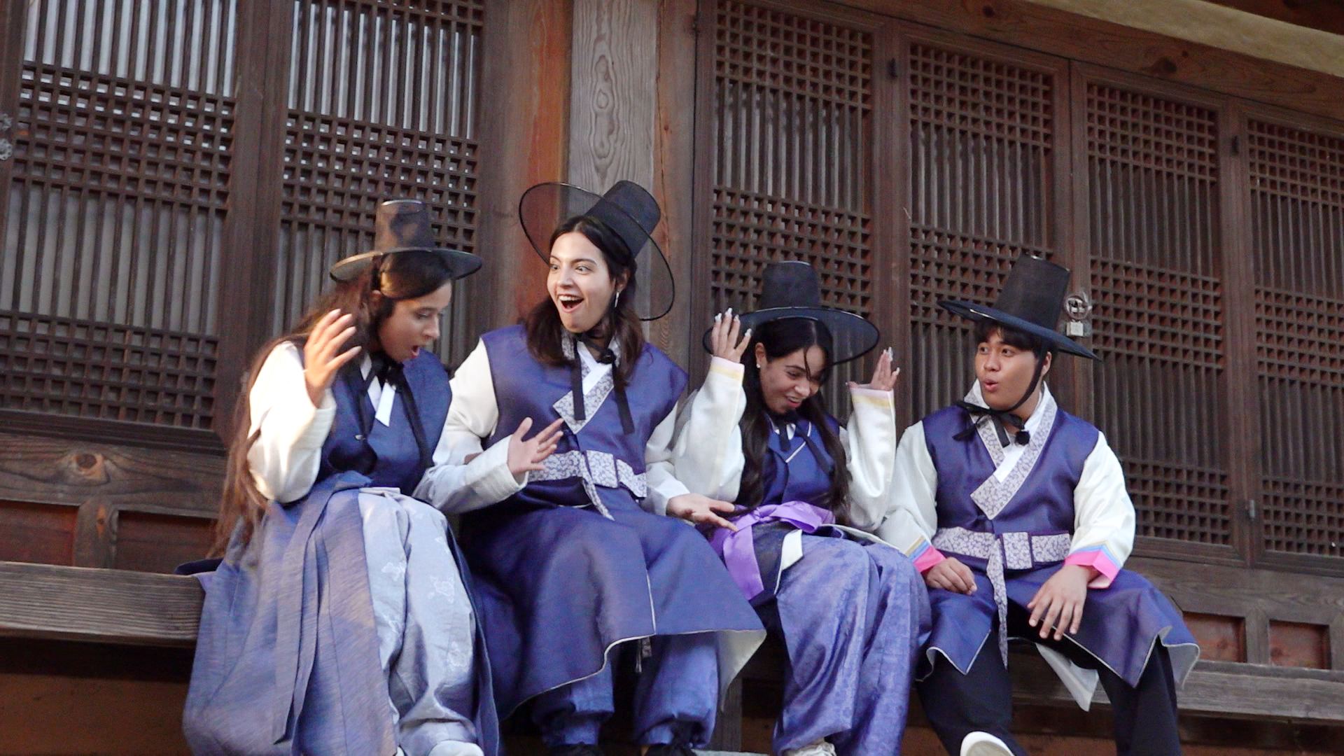 Hwarang merupakan tim yang harus melakukan misi untuk mempromosikan Gyeongju lewat Kampung Tradisional Gyochon. Dari kiri ke kanan: Priyal (India), Zahra (Iran), Siham (Maroko), dan Saurabh (Nepal).