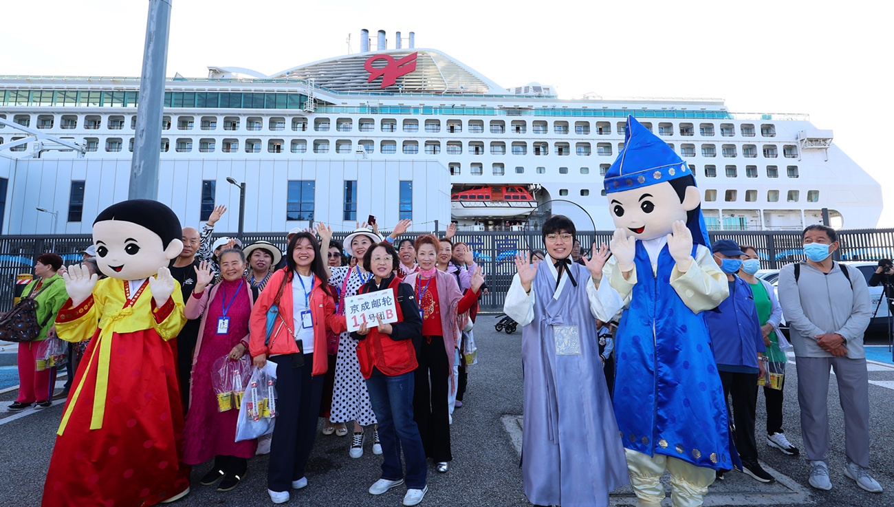 Pada hari pertama penerapan kebijakan bebas visa bagi wisatawan grup dari Tiongkok, yaitu tanggal 29 September 2025, wisatawan kelompok asal Tiongkok yang tiba di Terminal Pelabuhan Internasional Incheon di Yeonsu-gu, Incheon, sedang menuju ke bus wisata. (Yonhap News)