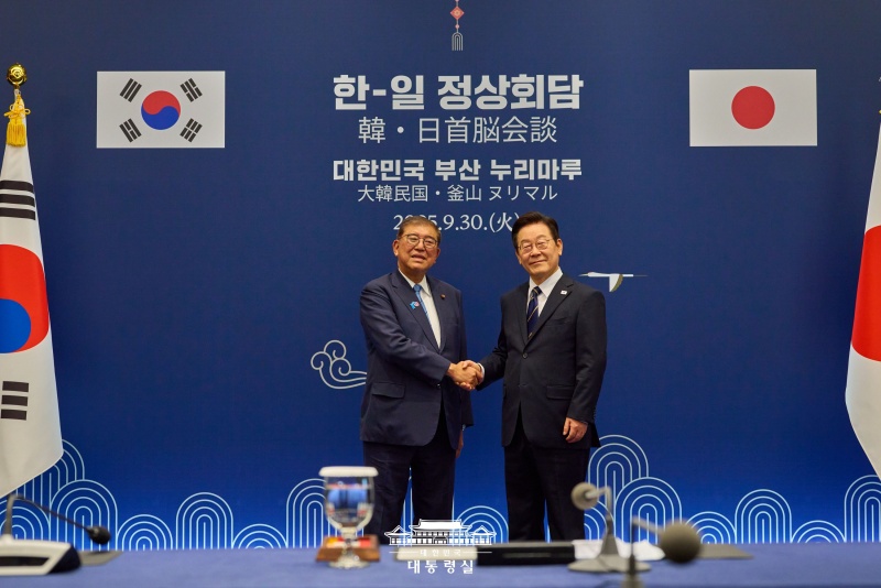 Presiden Lee Jae Myung (kanan) dan Perdana Menteri Jepang Ishiba Shigeru terlihat sedang berjabat tangan sebelum Konferensi Tingkat Tinggi (KTT) Korea-Jepang yang digelar pada tanggal 30 September 2025 di Nurimaru APEC House, Haeundae-gu, Busan. (Kantor Kepresidenan Republik Korea)