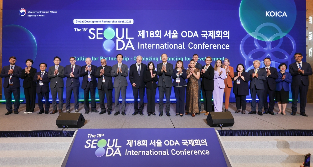 Para peserta terlihat sedang berfoto di Konferensi Internasional ODA Seoul ke-18 yang digelar pada tanggal 29 September 2025 di Hotel Lotte, Jung-gu, Seoul. (Kementerian Luar Negeri)