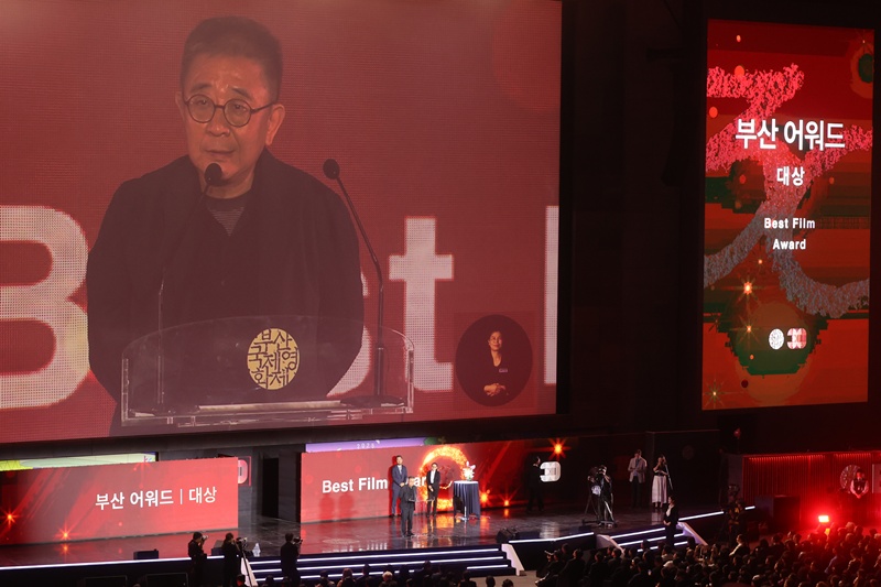 Sutradara Jang Ryul terlihat sedang menyampaikan pidatonya setelah meraih Penghargaan Utama pada upacara penutupan Festival Film Internasional Busan ke-30. (Yonhap News)