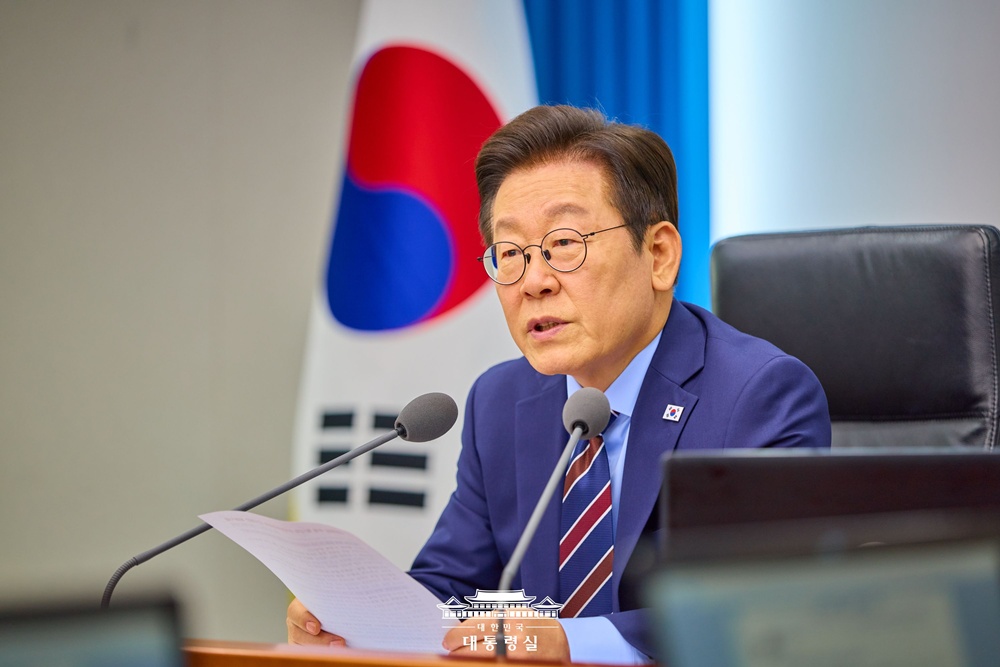 Presiden Lee Jae Myung pada tanggal 11 Oktober 2025 memerintahkan Kementerian Luar Negeri untuk melakukan upaya maksimal menanggapi meningkatnya kasus penculikan dan penyekapan terhadap warga Korea di Kamboja. Foto di atas menunjukkan Presiden Lee yang sedang berbicara dalam Rapat Kepala Staf dan Penasihat Senior ke-12. (Kantor Kepresidenan Republik Korea)