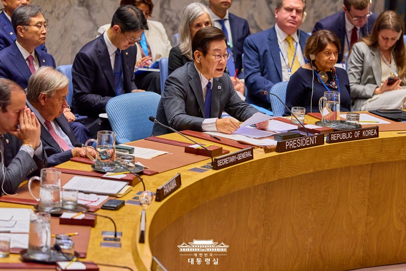 Presiden Lee Jae Myung terlihat sedang memimpin diskusi terbuka Dewan Keamanan PBB di Markas Besar PBB, New York, pada tanggal 24 September 2025 (waktu setempat). Ia menjadi presiden Korea pertama yang memimpin diskusi tersebut. (Kantor Kepresidenan Republik Korea)
