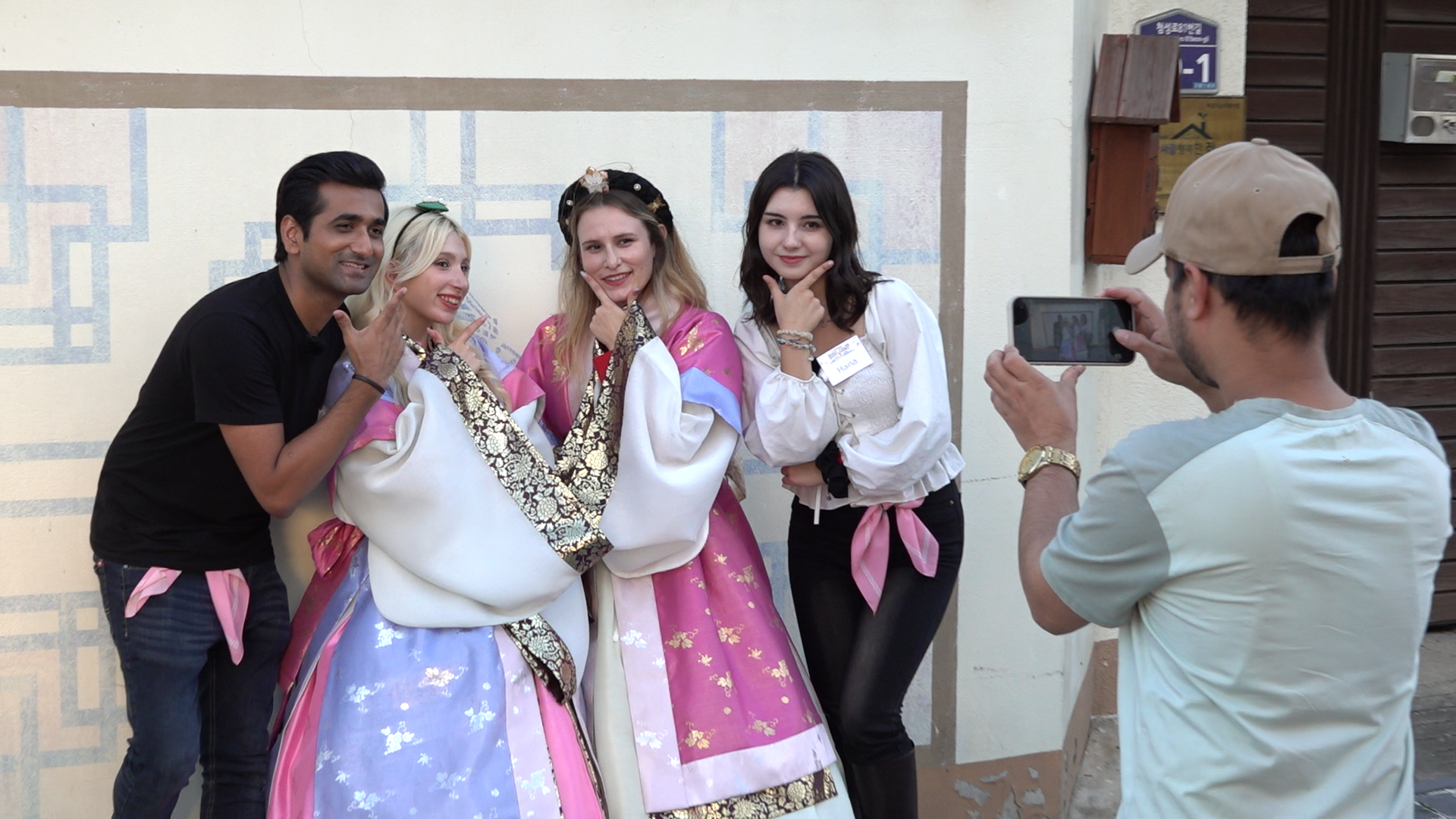  Wolji merupakan tim yang harus melakukan misi untuk mempromosikan Gyeongju lewat Jalan Hwangnidan-gil. Dari kiri ke kanan: Adil dari Pakistan, Ceren dari Turkiye, Lisa dari Italia, dan Tsetska dari Bulgaria.
