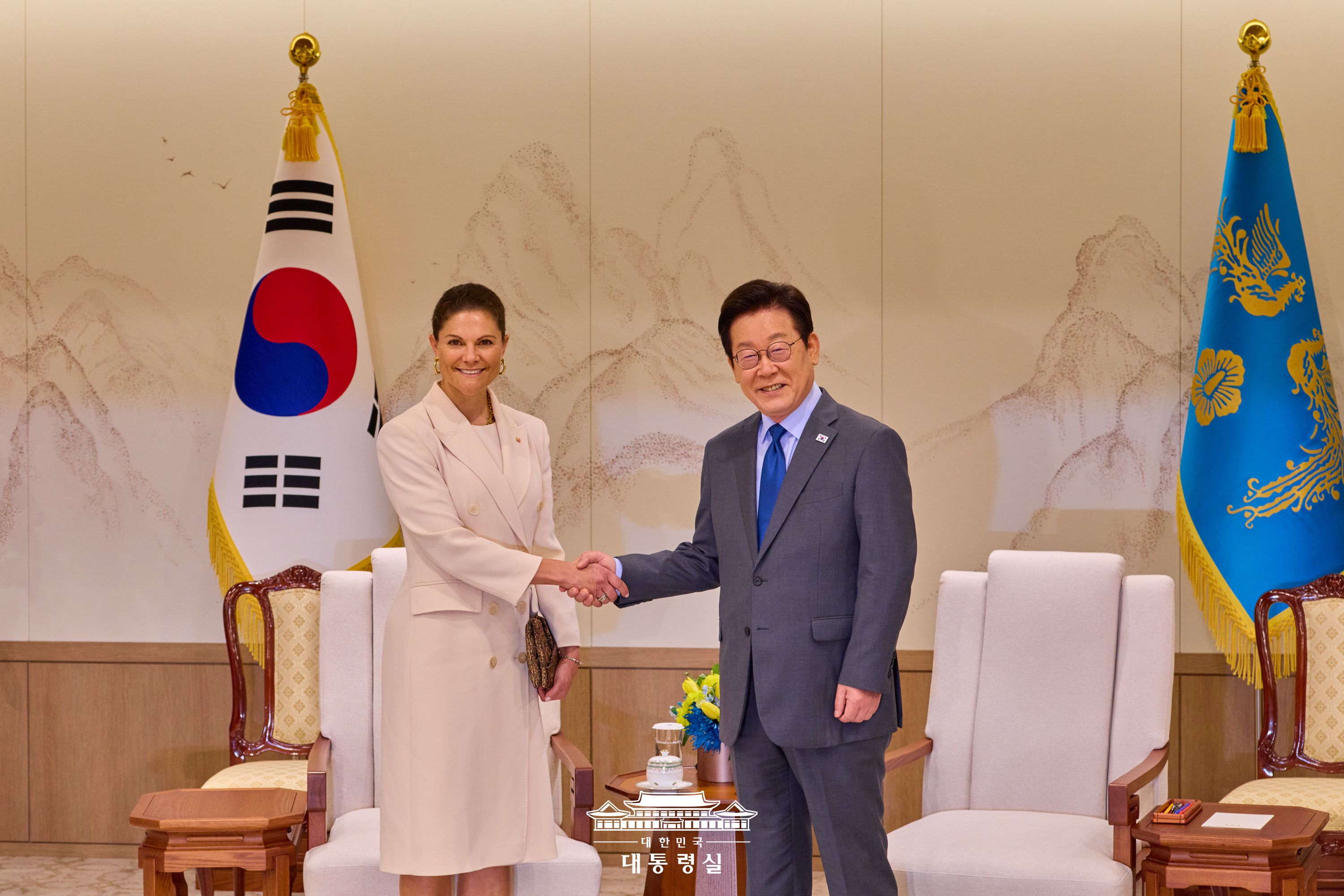﻿Presiden Lee Jae Myung (kanan) bertemu dengan Putri Mahkota Swedia, Victoria, pada tanggal 15 Oktober 2025 di Kantor Kepresidenan Republik Korea, Yongsan-gu, Seoul. (Kantor Kepresidenan Republik Korea) 