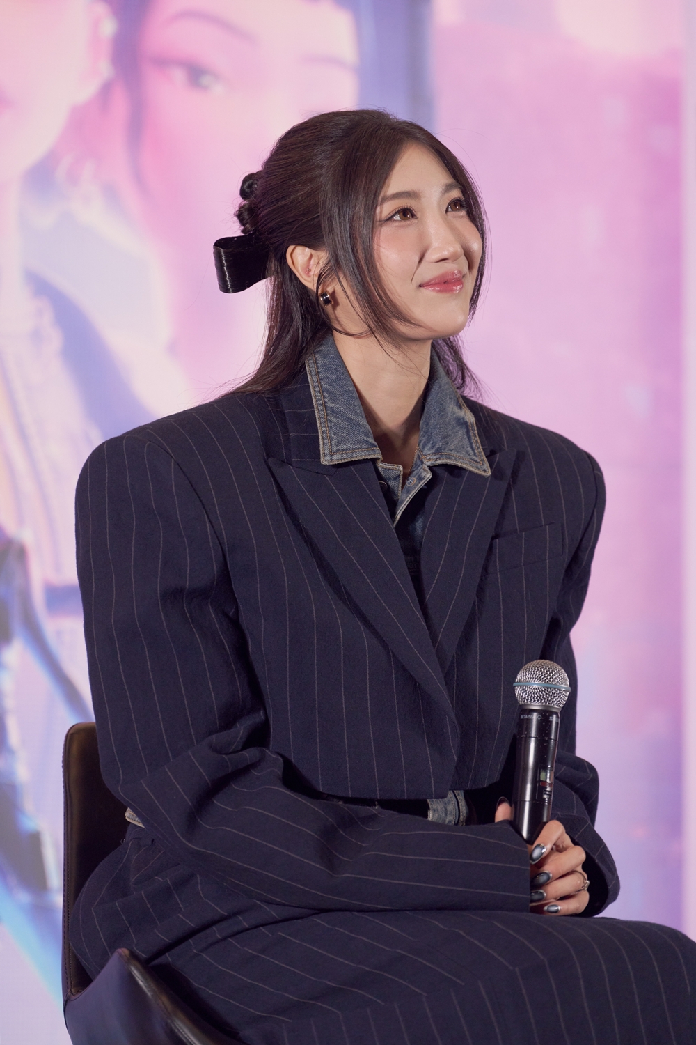 Pencipta dan penyanyi OST KPop Demon Hunters, EJAE, terlihat sedang menjawab pertanyaan para wartawan dalam konferensi pers yang diadakan tanggal 15 Oktober 2025 di CGV Yongsan IPark Mall, Yongsan-gu, Seoul.   