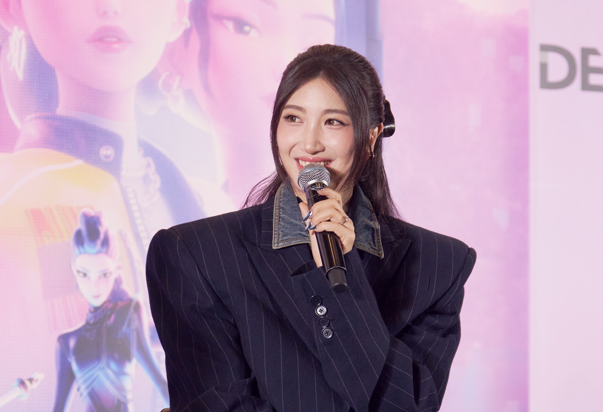 Pencipta dan penyanyi OST KPop Demon Hunters, EJAE, terlihat sedang menjawab pertanyaan para wartawan dalam konferensi pers yang diadakan tanggal 15 Oktober 2025 di CGV Yongsan IPark Mall, Yongsan-gu, Seoul.  