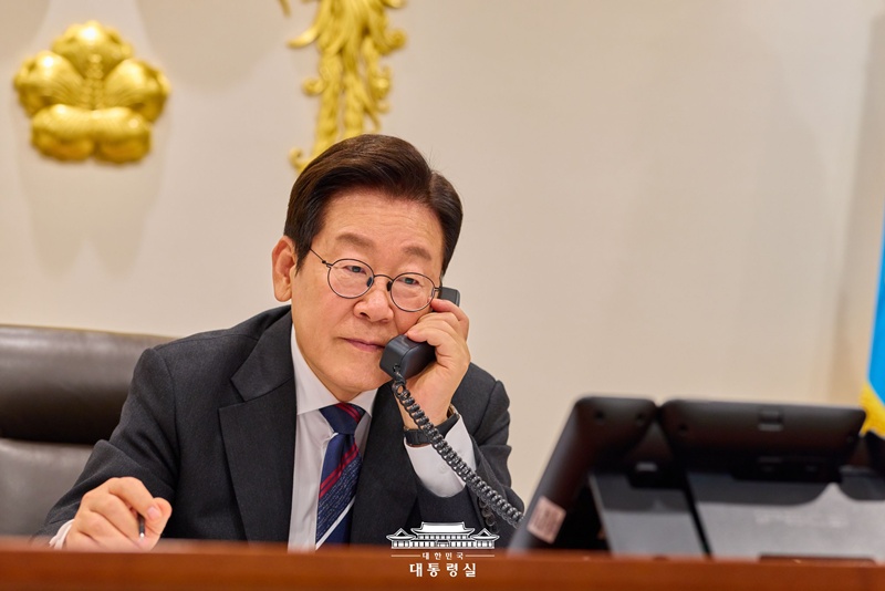 Presiden Lee Jae Myung pada tanggal 16 Oktober 2025 terlihat sedang melakukan panggilan telepon pertamanya sejak menjabat dengan Perdana Menteri Thailand Anutin Charnvirakul. (Kantor Kepresidenan Republik Korea)