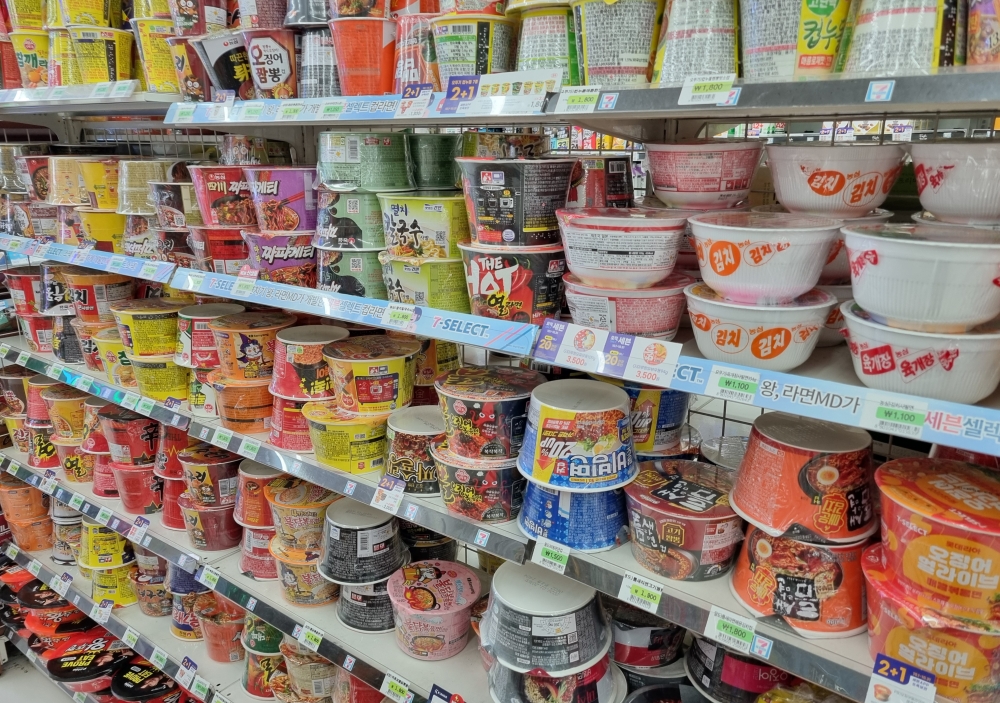Jumlah pembayaran untuk es krim (35,0%), makanan minimarket (34.0%), dan wafel/croffle (25,5%) terus tumbuh dengan rata-rata tahun tertinggi di antara makanan lain. Foto di atas menunjukkan produk mi instan yang dipajang di sebuah minimarket yang terletak di Seoul pada tanggal 20 Oktober 2025.