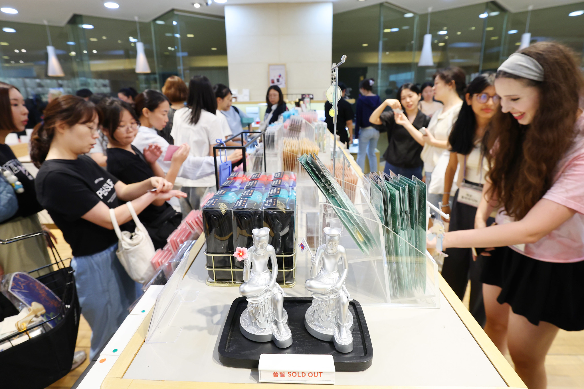 Jumlah pengunjung tahunan Museum Nasional Korea telah melampaui 5 juta orang untuk pertama kalinya. Foto di atas menunjukkan para pengunjung museum yang mengunjungi toko suvenir Museum Nasional Korea pada tanggal 20 Agustus 2025. (Lee Jeong Woo)  