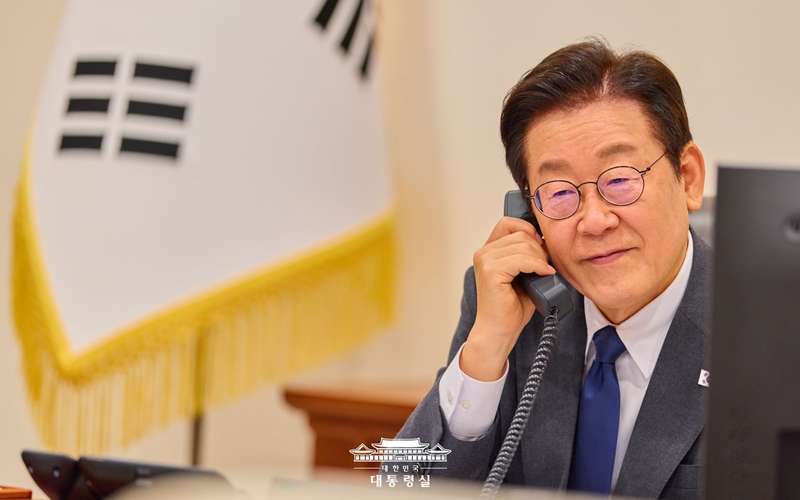 Presiden Lee Jae Myung menelepon Presiden Mesir, Abdel Fattah El-Sisi, untuk pertama kalinya pada tanggal 20 Oktober 2025 dari Kantor Kepresidenan Republik Korea, Yongsan-gu, Seoul. (Kantor Kepresidenan Republik Korea)