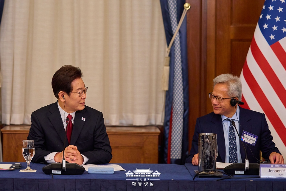 Pemimpin Google, Microsoft, City Group, dan perusahaan global lainnya akan mengunjungi Gyeongju sebagai bagian untuk menghadiri APEC CEO Summit pada tanggal 28-31 Oktober 2025. Foto di atas menunjukkan Presiden Lee Jae Myung (kiri) yang sedang berdialog dengan CEO NVIDIA, Jensen Huang, dalam pertemuan bisnis Korea-AS yang digelar pada tanggal 25 Agustus 2025 (waktu setempat) di Hotel Willard, Washington DC, Amerika Serikat. (Kantor Kepresidenan Republik Korea)