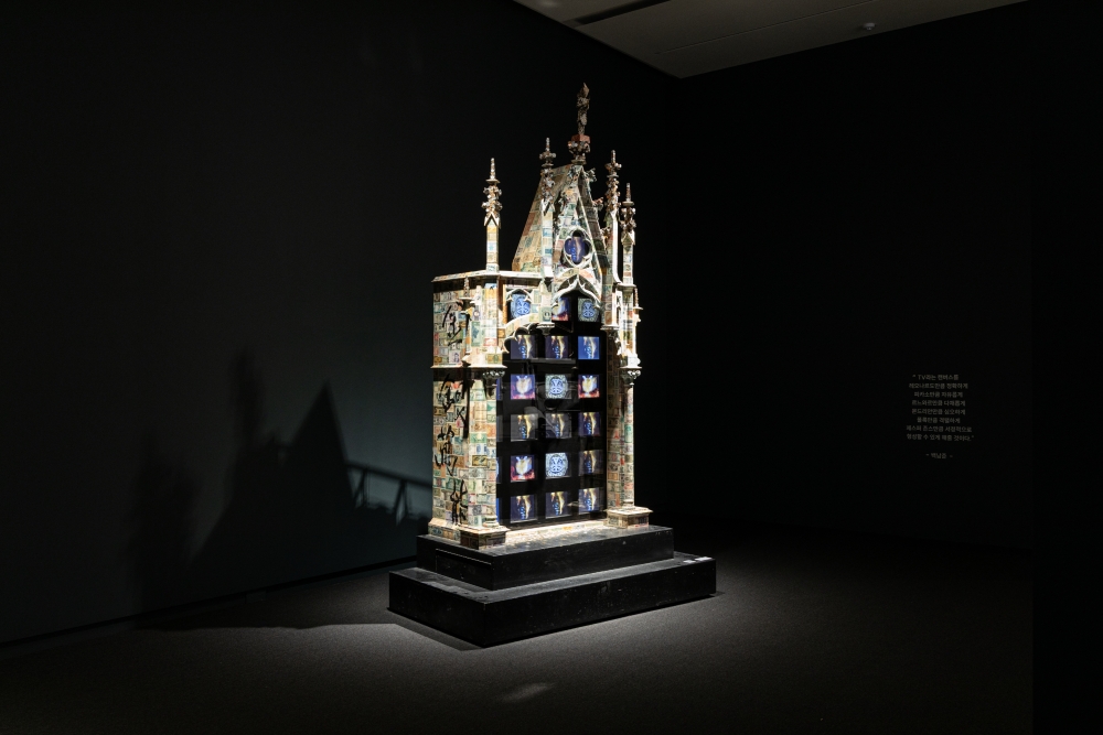 My Faust: Economics karya Nam June Paik.