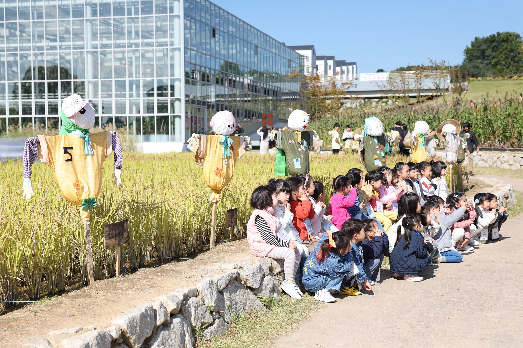 Para siswa yang mengunjungi Museum Pertanian Nasional Korea pada tanggal 22 Oktober 2025 berfoto bersama di sebelah sawah yang terletak di depan museum. (Lee Jeong Woo)  