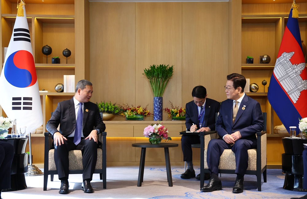 Presiden Lee Jae Myung (kanan) dan Perdana Menteri Kamboja Hun Manet terlihat sedang mengadakan pertemuan puncak pada tanggal 27 Oktober 2025 di sebuah hotel di Kuala Lumpur, Malaysia. (Yonhap News)