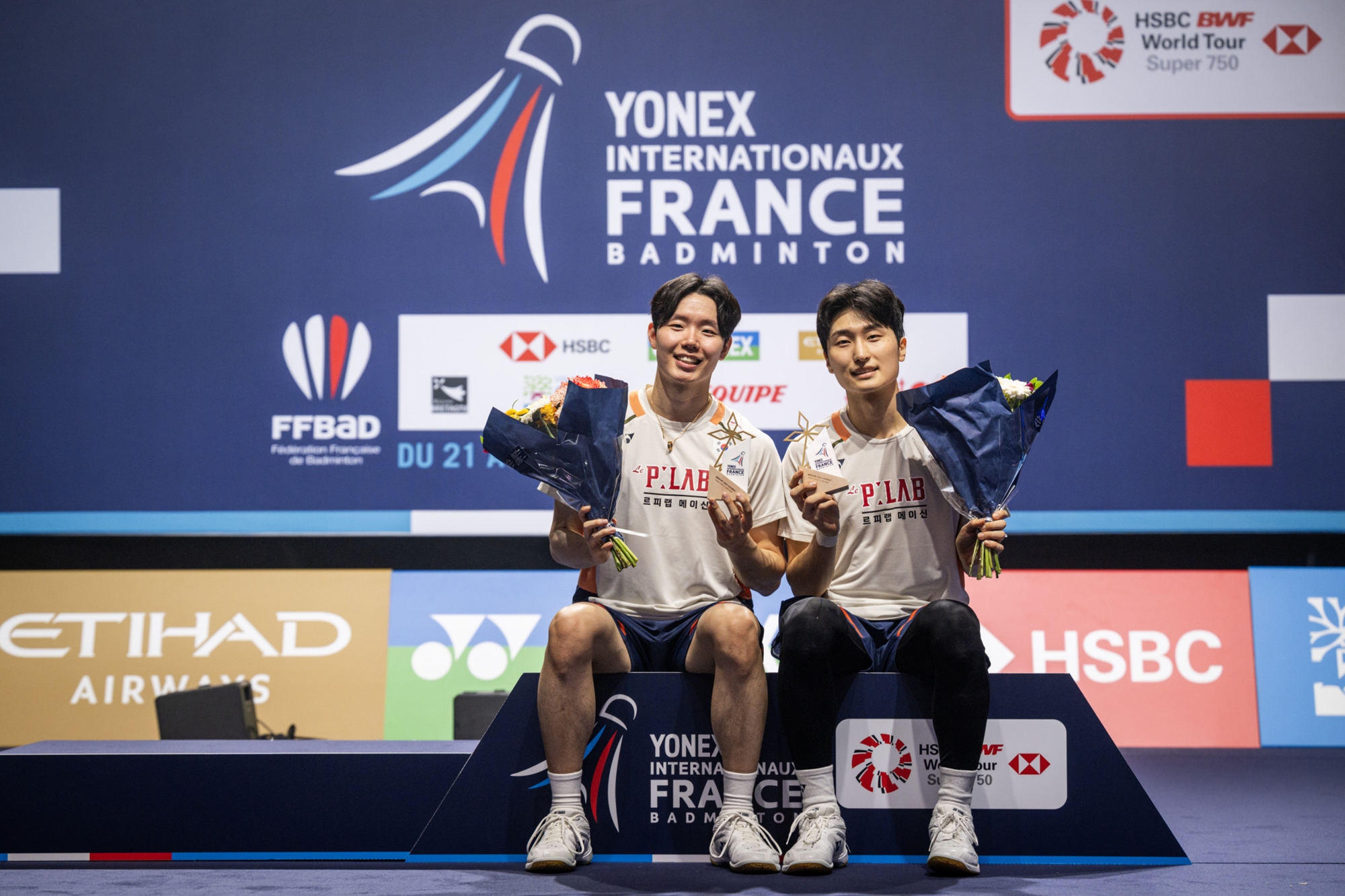 Peringkat pertama ganda putra bulu tangkis dunia, Kim Won Ho/Seo Sung Jae, bergembira setelah meraih kemenangan di babak final BWF French Open 2025 (Super 750) yang digelar pada tanggal 27 Oktober 2025 di Cesson-Sevigne, Prancis.