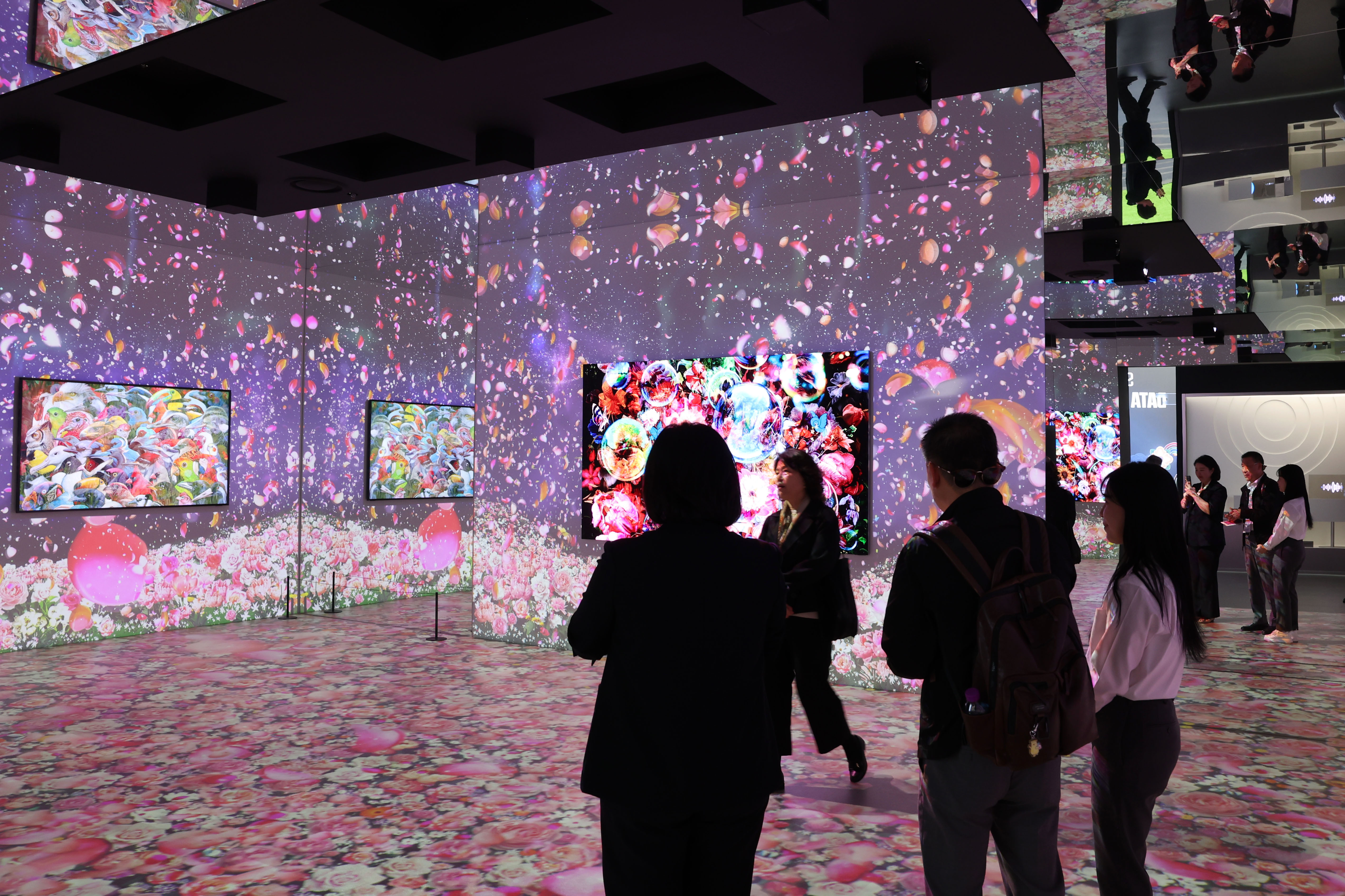 Foto di ats menunjukkan ruang Art Cube di Paviliun Samsung Electronics yang dipenuhi dengan layar seni Samsung, seperti The Frame, Neo QLED, dan MICRO LED.