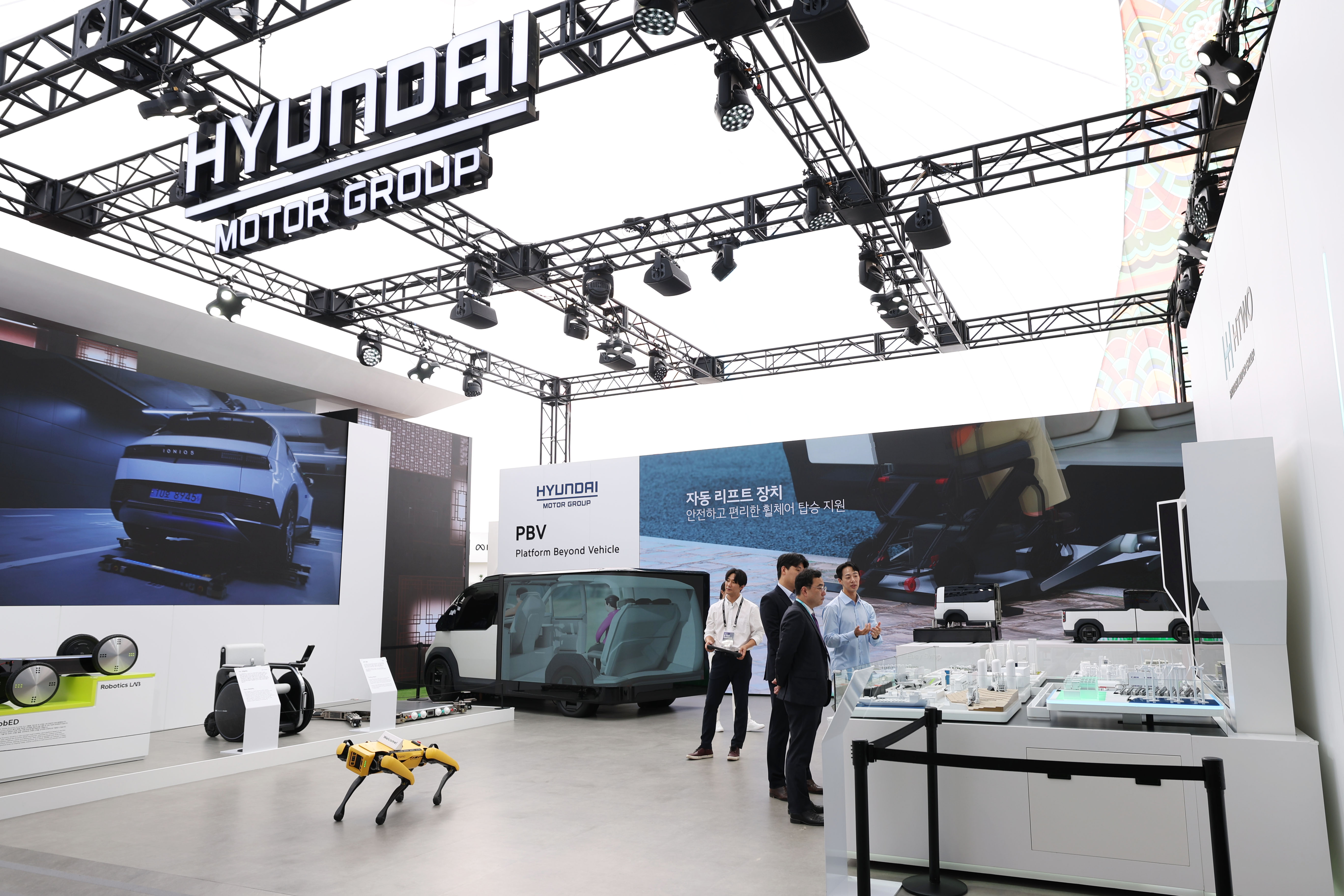 Paviliun Hyundai Motor Group menyajikan teknologi termutakhir berbasis hidrogen, mobilitas, dan robot pada tanggal 29 Oktober 2025 di K-Tech Showcase yang digelar di Gyeongju Expo Grand Park, Kota Gyeongju, Provinsi Gyeongsangbuk.