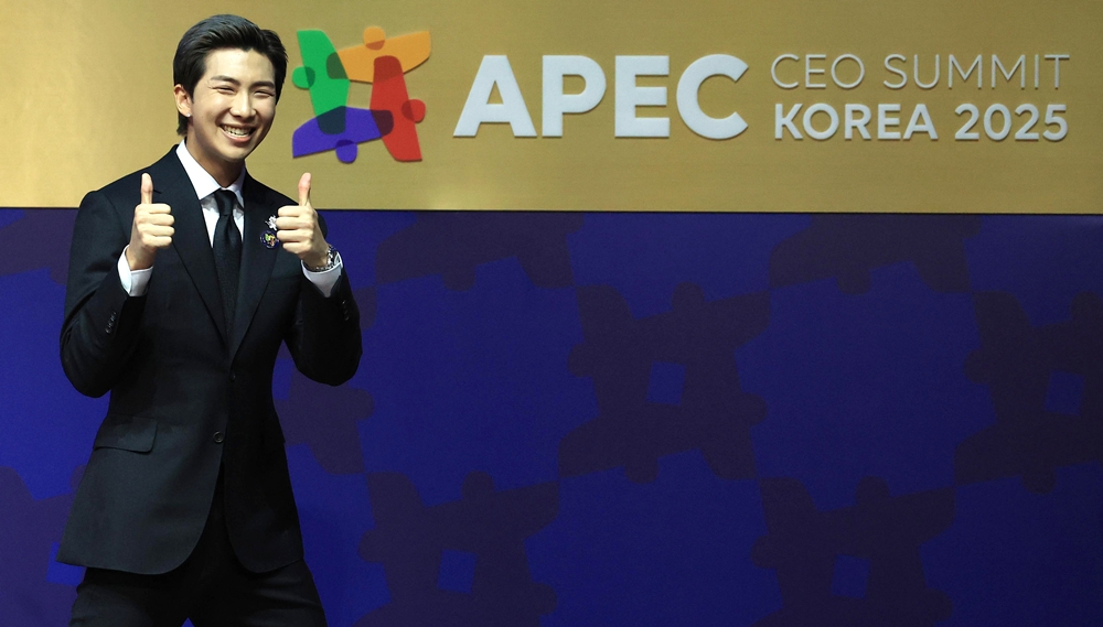 RM BTS terlihat sedang memberikan salam setelah menyelesaikan pidato khususnya pada APEC CEO Summit pada tanggal 29 Oktober 2025 di Pusat Seni Gyeongju, Provinsi Gyeongsangbuk. (Yonhap News)