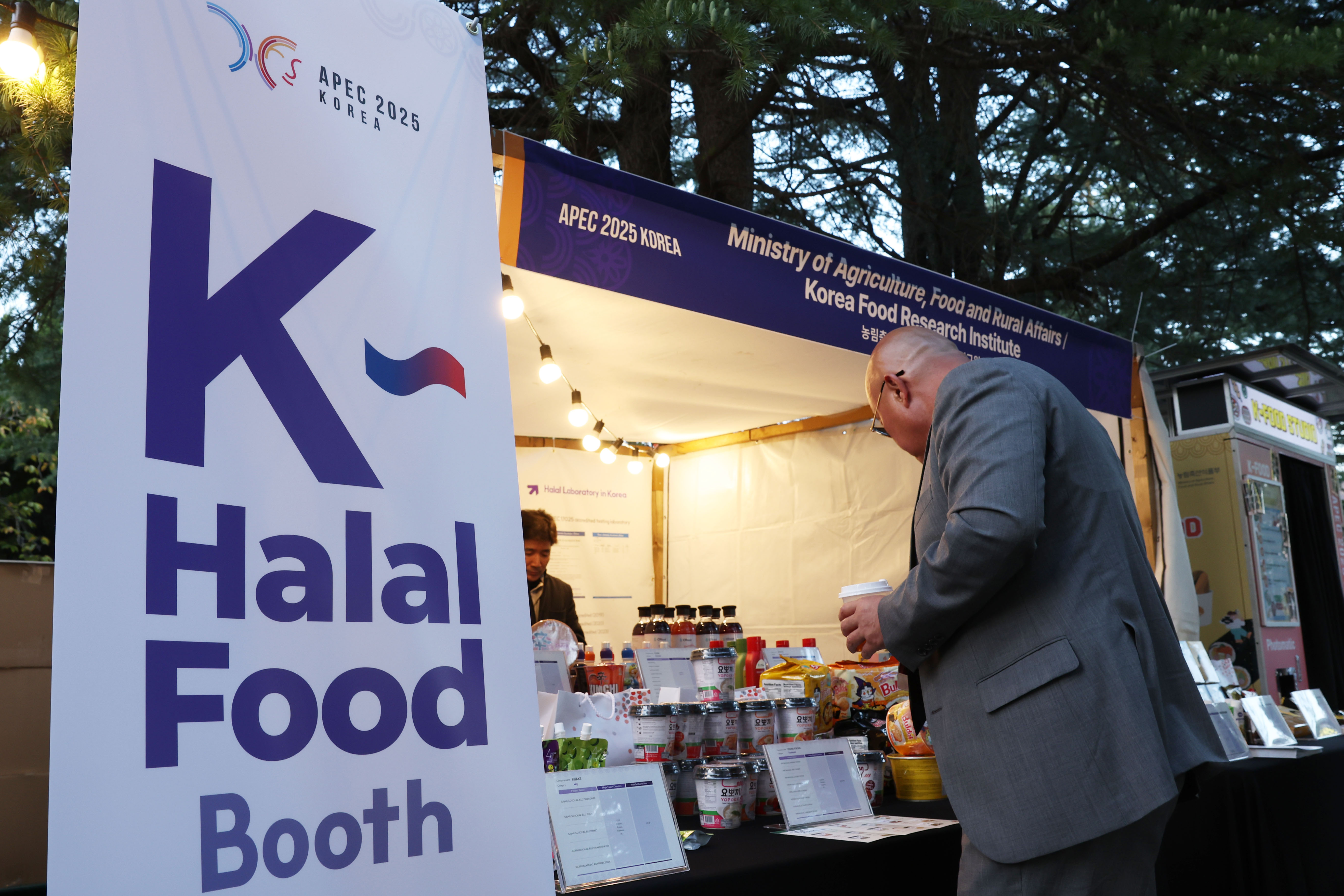 Seorang pengunjung terlihat sedang memperhatikan produk-produk yang dipamerkan di K-Halal Food Booth pada tanggal 30 Oktober 2025 di K-Food Station yang dibuka di dekat HICO, Kota Gyeongju, Provinsi Gyeongsangbuk.