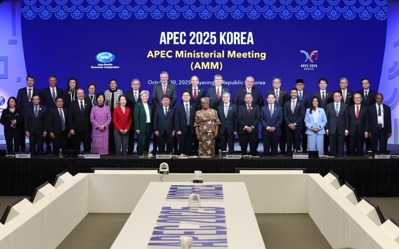Menteri luar negeri dan perdagangan dari 21 negara anggota APEC berfoto bersama dalam AMM yang digelar tanggal 30 Oktober 2025 di HICO, Kota Gyeongju, Provinsi Gyeongsangbuk. (Flickr resmi APEC 2025 KOREA)