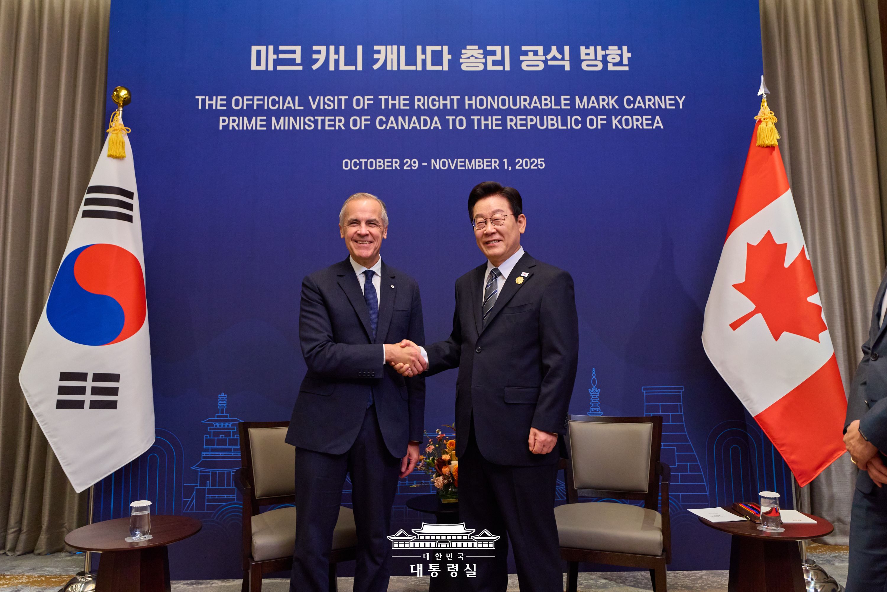 Presiden Lee Jae Myung (kanan) mengadakan pertemuan puncak dengan Perdana Menteri Kanada Mark Carney pada tanggal 30 Oktober di Gyeongju, bertepatan dengan penyelenggaraan Konferensi Tingkat Tinggi Kerja Sama Ekonomi Asia-Pasifik (APEC) 2025. (Kantor Kepresidenan Republik Korea)