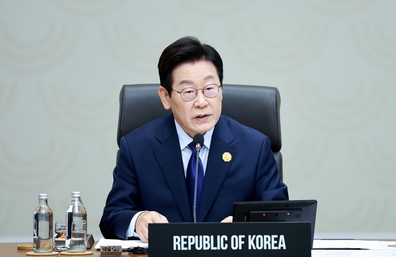 Presiden Lee Jae Myung terlihat sedang menyampaikan pidato dalam sesi pertama KTT APEC (Konferensi Tingkat Tinggi Kerja Sama Ekonomi Asia Pasifik) 2025 yang digelar di Hwabaek International Convention Center (HICO), Gyeongju, pada tanggal 31 Oktober 2025. (Yonhap News)