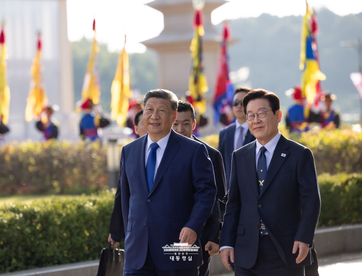 Presiden Lee Jae Myung (kanan) dan Presiden Xi Jinping terlihat sedang menuju ruang pertemuan puncak setelah upacara penyambutan resmi di Museum Nasional Gyeongju, pada tanggal 1 November 2025.