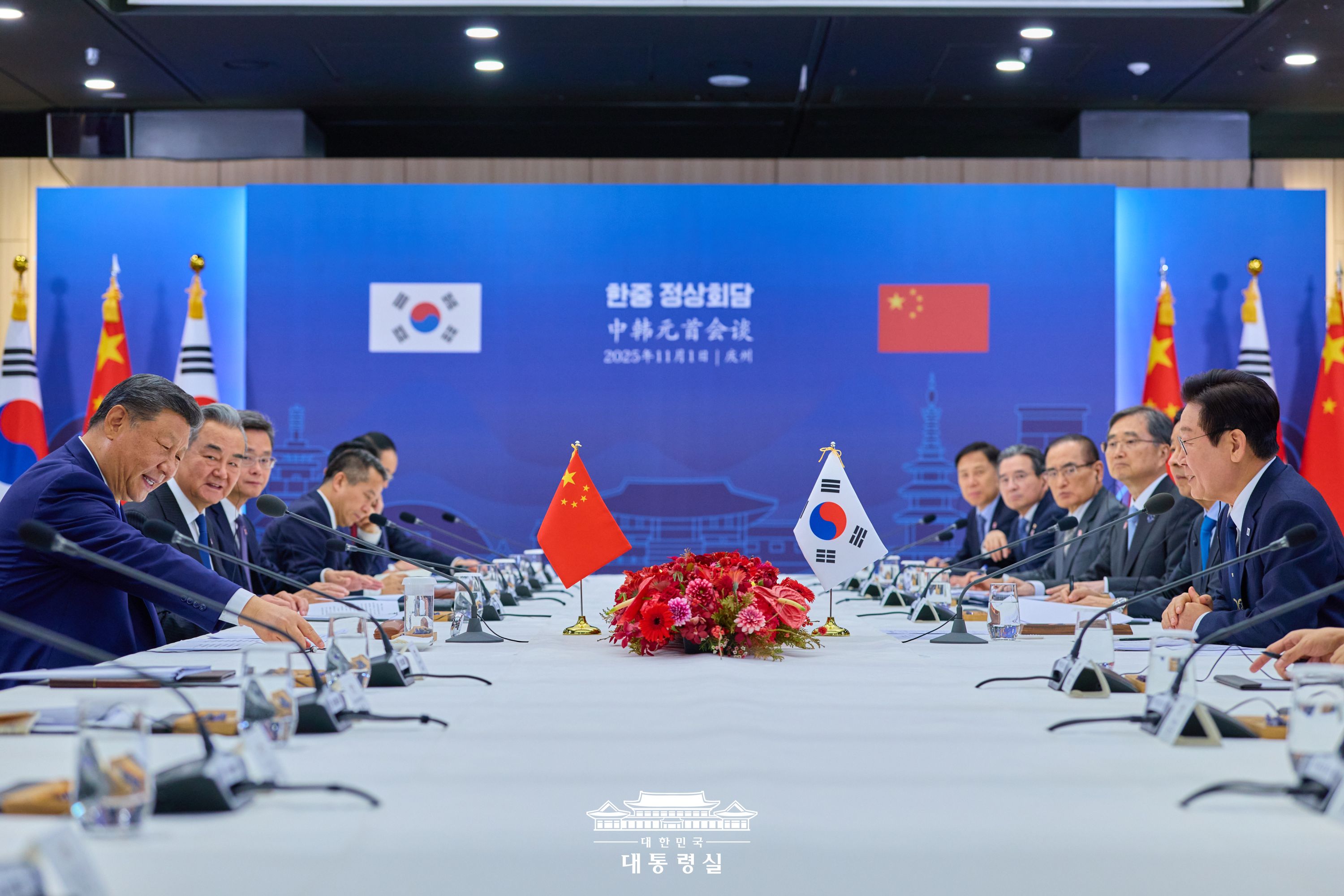 Presiden Lee Jae Myung (kanan) dan Presiden Tiongkok Xi Jinping terlihat sedang menggelar pertemuan puncak Korea-Tiongkok pada tanggal 1 November 2025 di Museum Nasional Gyeongju, Provinsi Gyeongsangbuk.