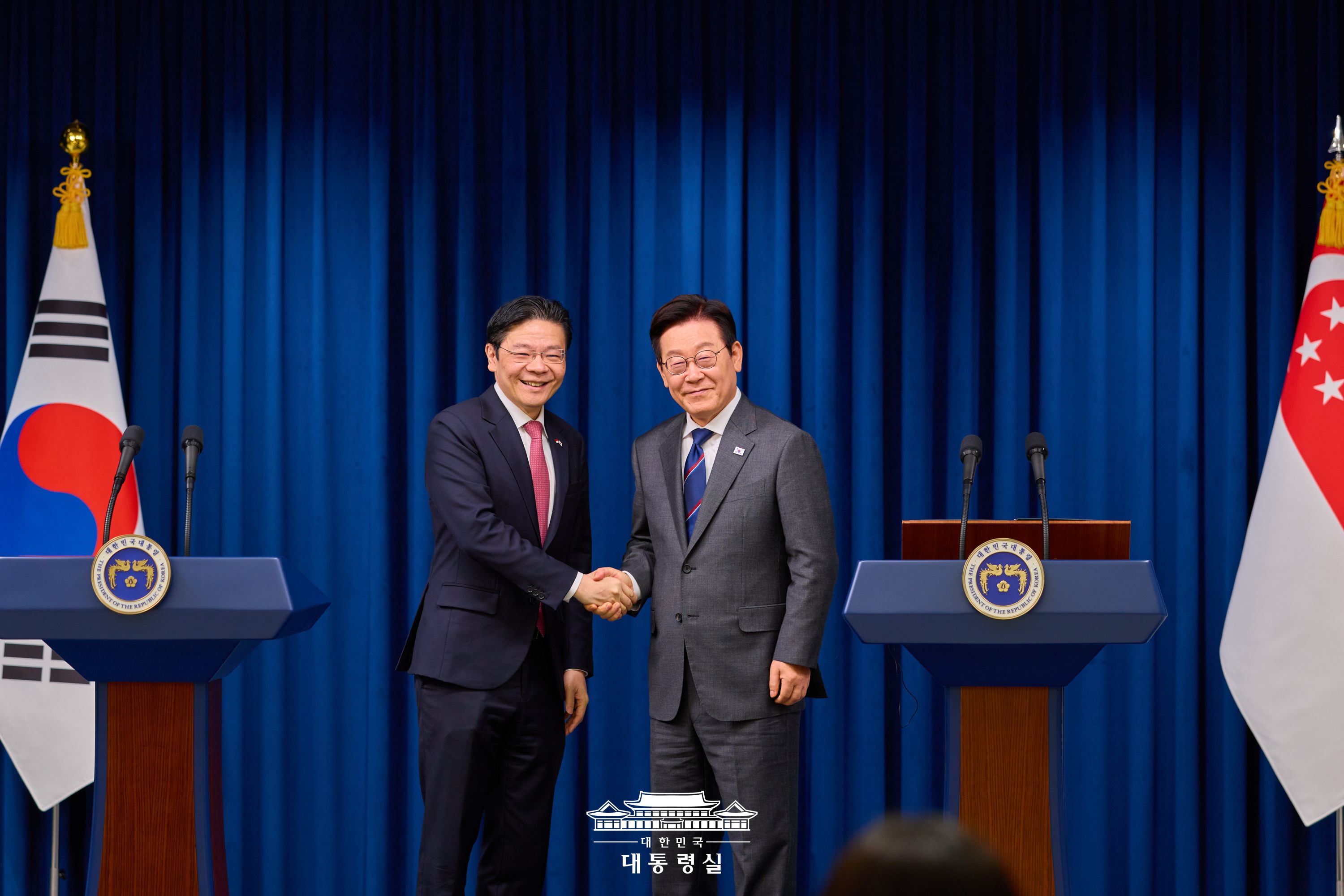 ﻿Presiden Lee Jae Myung (kanan) dan Perdana Menteri Singapura Lawrence Wong terlihat sedang berjabat tangan dalam konferensi pers bersama setelah menyelesaikan pertemuan puncak di Kantor Kepresidenan Yongsan, Seoul, pada tanggal 2 November 2025. (Kantor Kepresidenan Republik Korea)