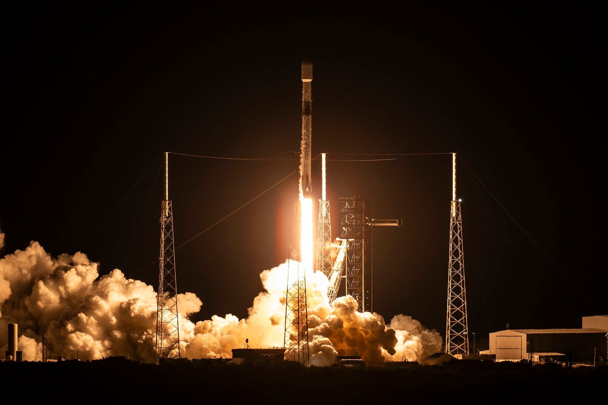 Roket Falcon 9 milik SpaceX, yang membawa satelit pengintai militer Korea ke-5, diluncurkan pada tanggal 2 November 2025 (waktu setempat) dari Pangkalan Angkatan Luar Angkasa Cape Canaveral di Florida, Amerika Serikat. (Kementerian Pertahanan Nasional)
