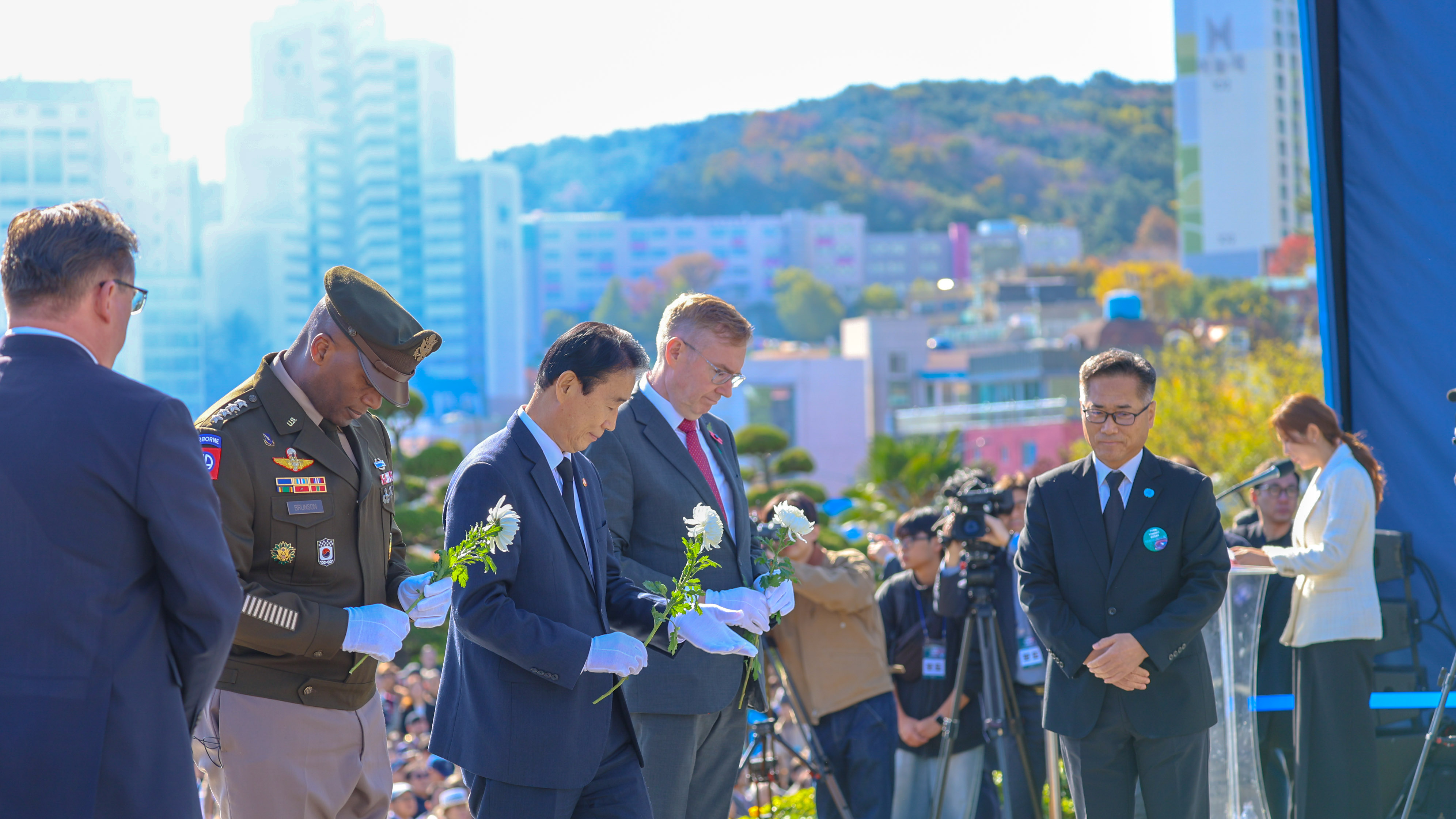 Menteri Urusan Patriot dan Veteran, Kwon Oh-eul (ketiga dari kiri), terlihat sedang mengheningkan cipta dalam upacara peringatan Turn Toward Busan terlihat sedang digelar pada tanggal 11 November 2025 di Pemakaman Peringatan PBB, Nam-gu, Busan.