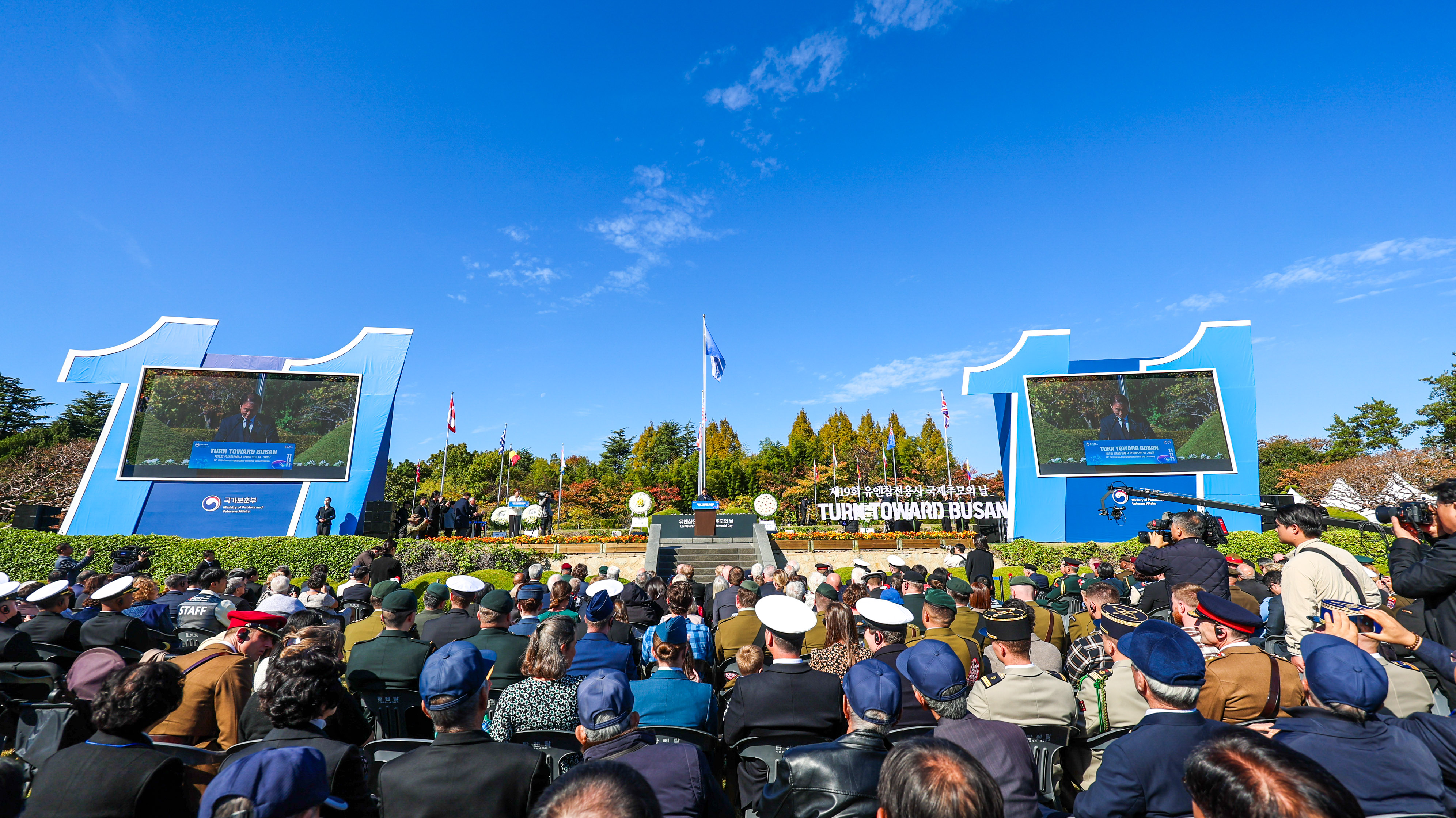 Menteri Urusan Patriot dan Veteran, Kwon Oh-eul, terlihat sedang memberikan kata sambutan dalam upacara peringatan Turn Toward Busan terlihat sedang digelar pada tanggal 11 November 2025 di Pemakaman Peringatan PBB, Nam-gu, Busan.