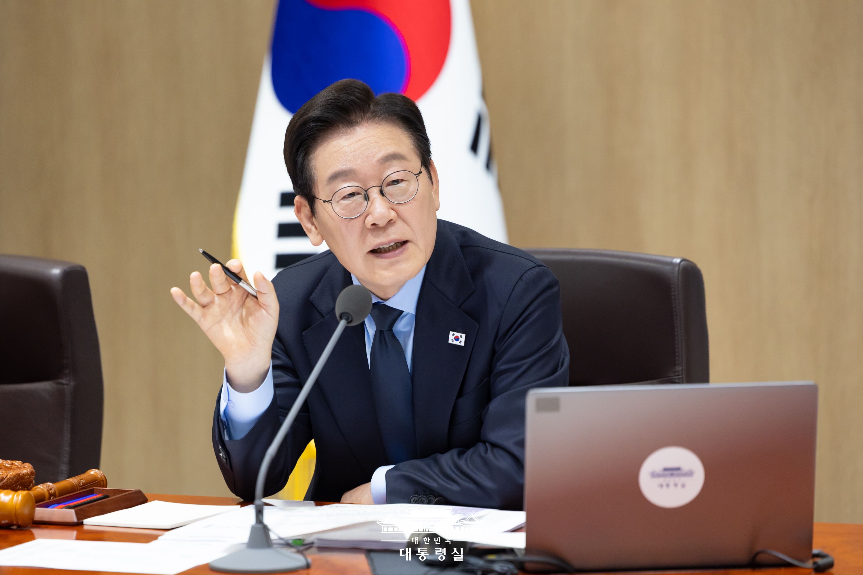 Presiden Lee Jae Myung terlihat sedang berbicara dalam rapat kabinet yang dipimpinnya di Kantor Kepresidenan, Yongsan-gu, Seoul pada tanggal 11 November 2025. (Kantor Kepresidenan Republik Korea)