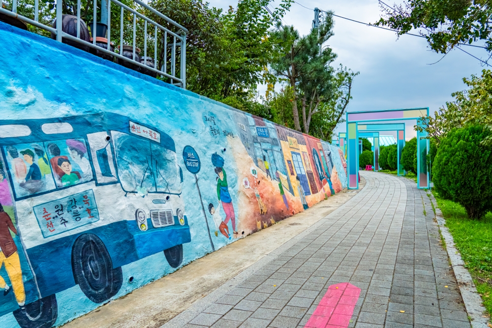 Mural Nongoldamgil yang menggambarkan pemandangan lama Mukho di Kota Donghae.