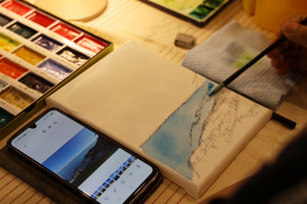 Rumah Nenek dari Pihak Ibu di Namhae menawarkan berbagai program, termasuk kelas menggambar.