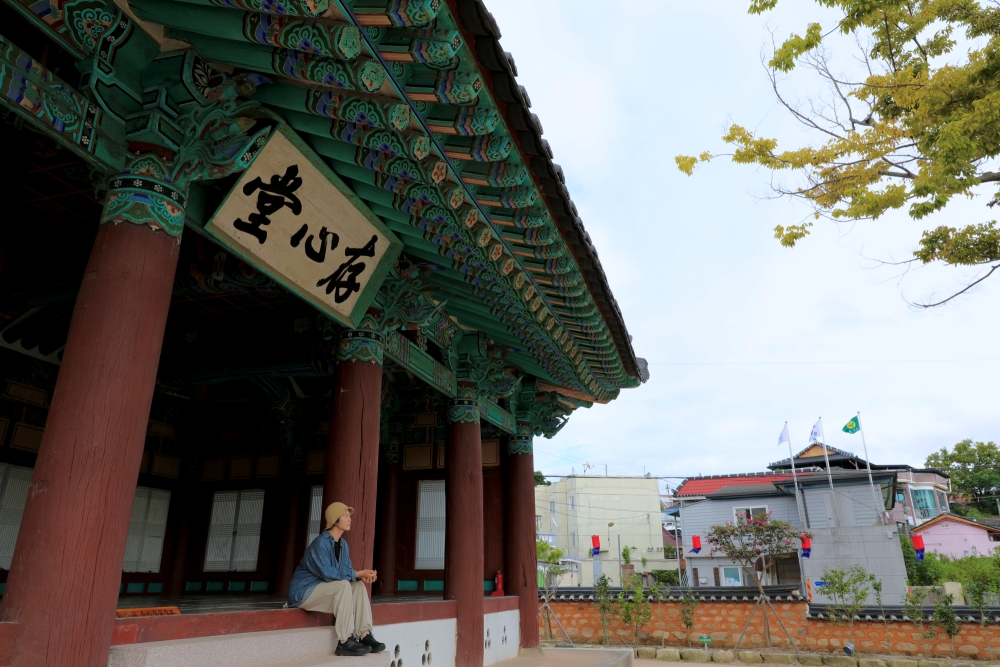 Waktu santai yang dinikmati di teras besar Jonsimdang di Goheung-gun, Provinsi Jeollanam.