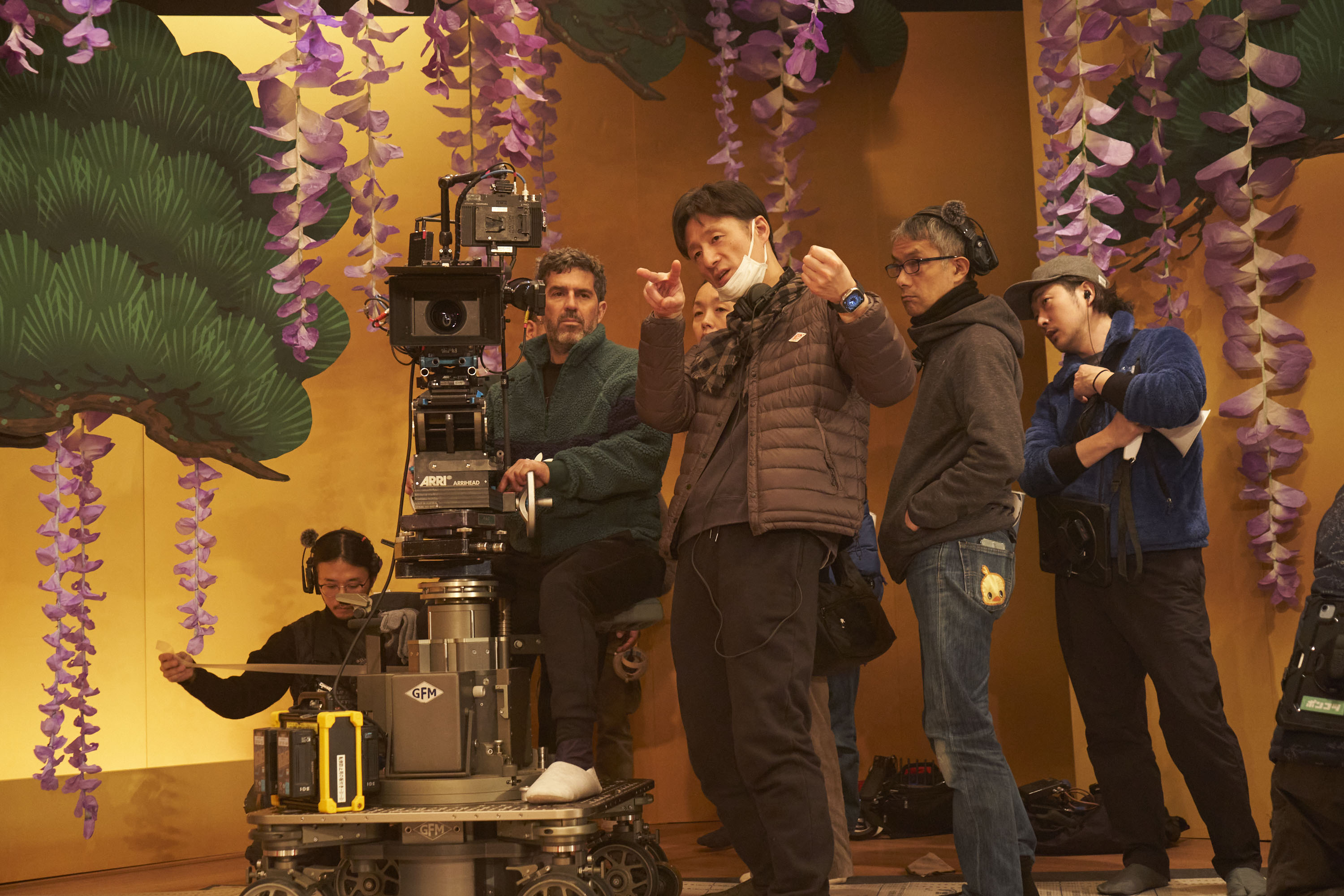 Film Kokuho akan segera tayang di Korea. Film tersebut disutradarai oleh Lee Sang-il, yaitu sutradara keturunan Korea yang filmnya pernah meraih 10 juta penonton di Jepang. Foto di atas menunjukkan Lee (tengah) yang mengambil gambar di lokasi syuting Kokuho. (Media Castle)