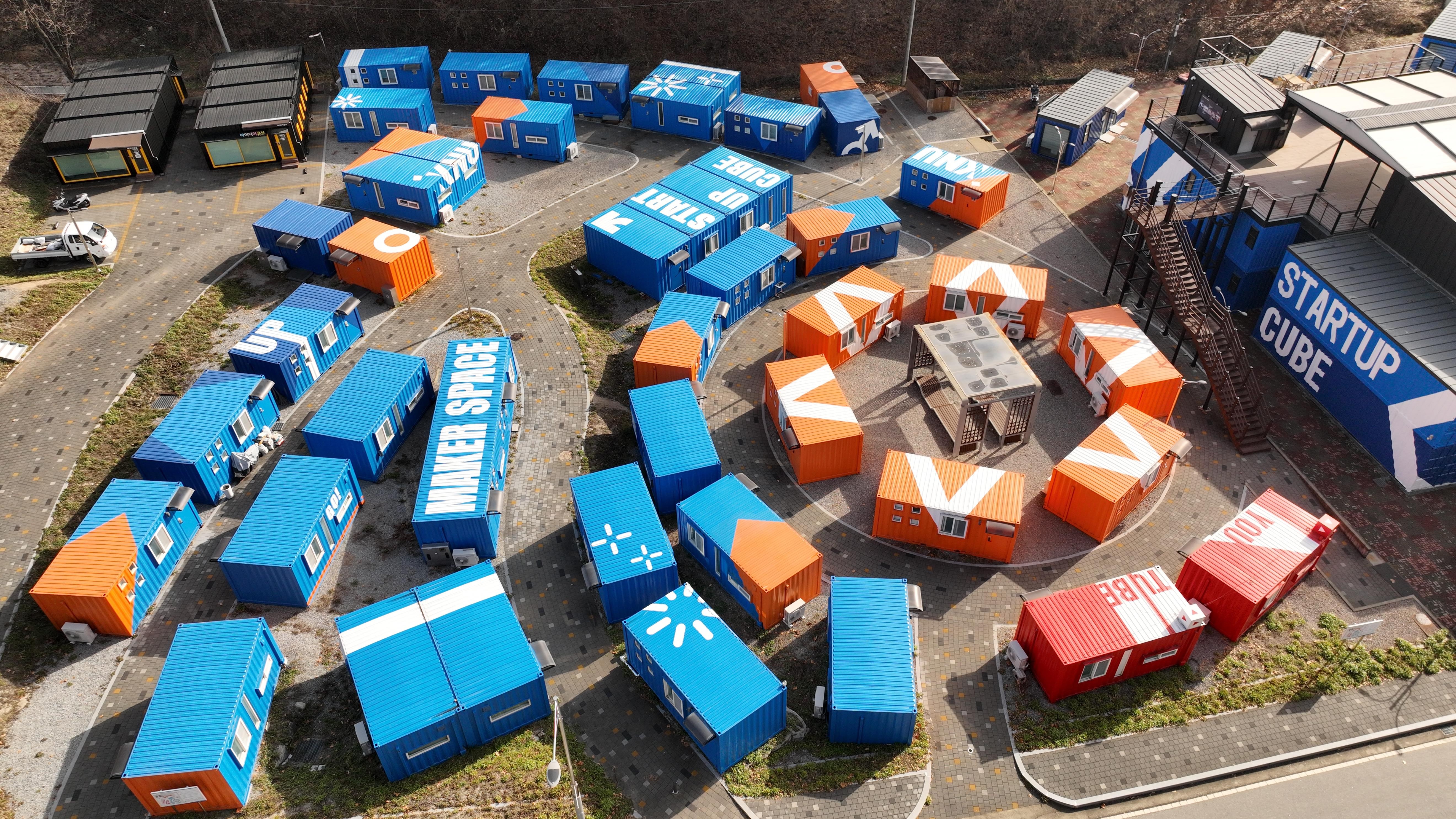 Foto di atas merupakan KNU Startup Cube yang berada di Universitas Nasional Kangwon. Lebih dari 70 calon perusahaan rintisan dalam bidang teknologi beraktivitas di sana. Unit Kegiatan Mahasiswa, laboratorium, dan perusahaan rintisan yang baru berdiri menggunakan KNU Startup Cube untuk ruang kerja, ruang kreasi, ruang kuliah, dan ruang rapat.  