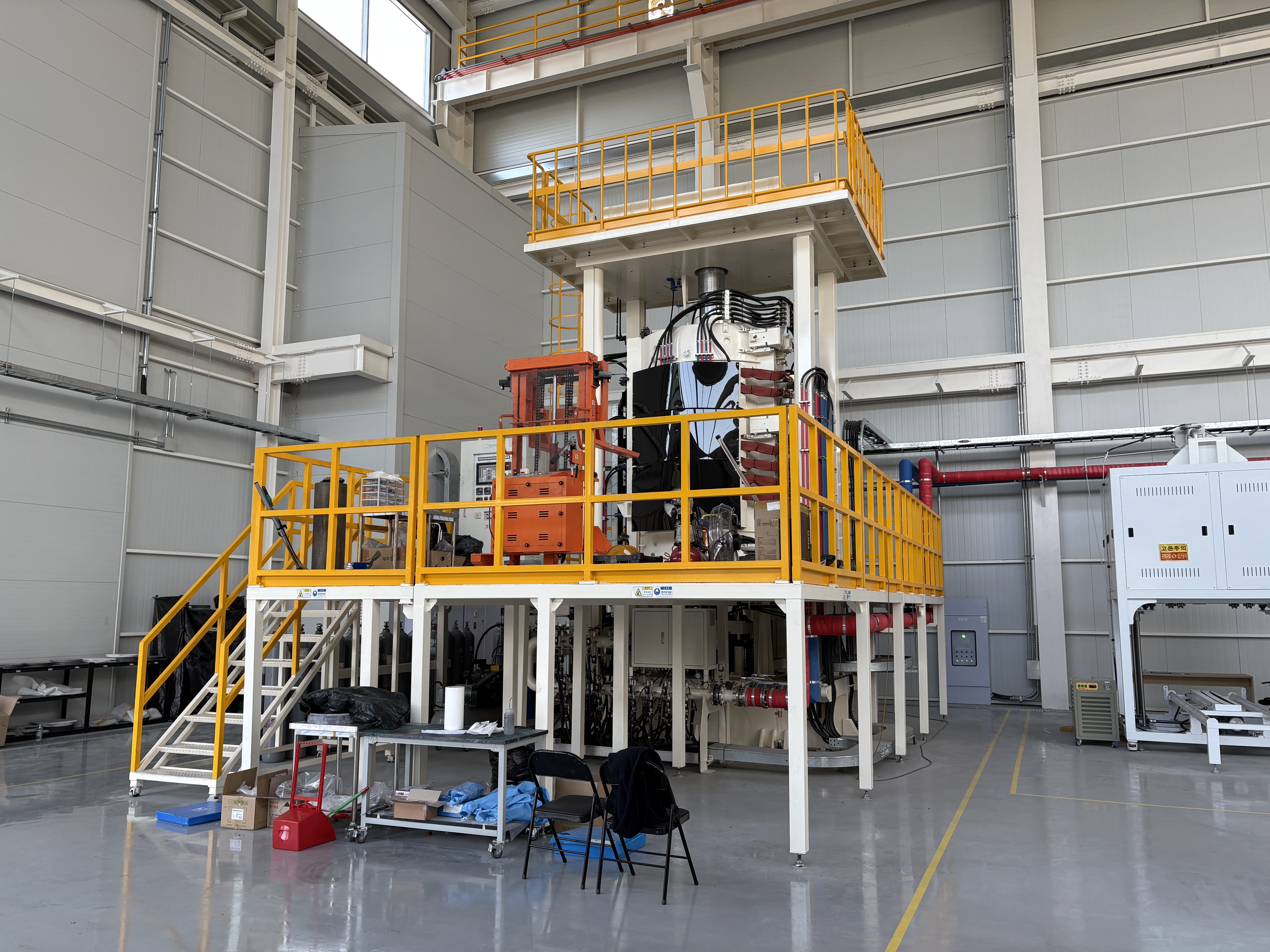 Foto di atas menunjukkan mesin tekan isostatik panas yang dibangun pada bulan Desember 2023 di Pusat Material Keramik Baru Gangwon Technopark. Mesin tersebut berfungsi untuk mengurangi porositas keramik dan material komposit serta meningkatkan kekuatan dan daya tahannya dengan menggunakan suhu dan tekanan tinggi.  