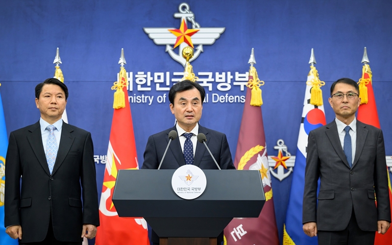 Menteri Pertahanan, Ahn Gyu-Back (tengah) mengumumkan Komunike Bersama Pertemuan Konsultatif Keamanan pada tanggal 14 November 2025 di ruang pengarahan Kementerian Pertahanan Nasional, Yongsan-gu, Kota Seoul. (Kementerian Pertahanan Nasional)