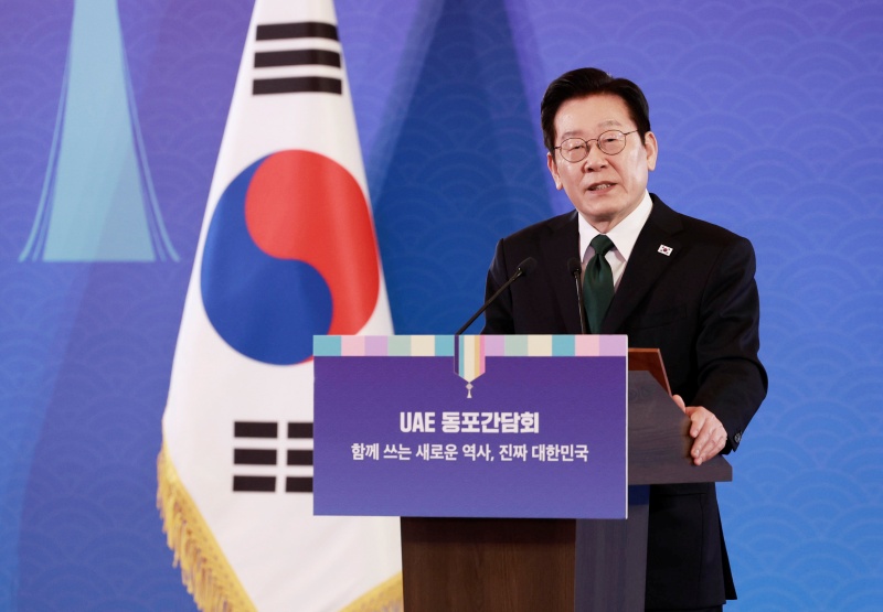 Presiden Lee Jae Myung menghadiri dialog dan jamuan makan malam dengan diaspora Korea di UAE pada tanggal 17 November 2025 (waktu setempat) di sebuah hotel yang berada di Abu Dhabi. (Yonhap News)  